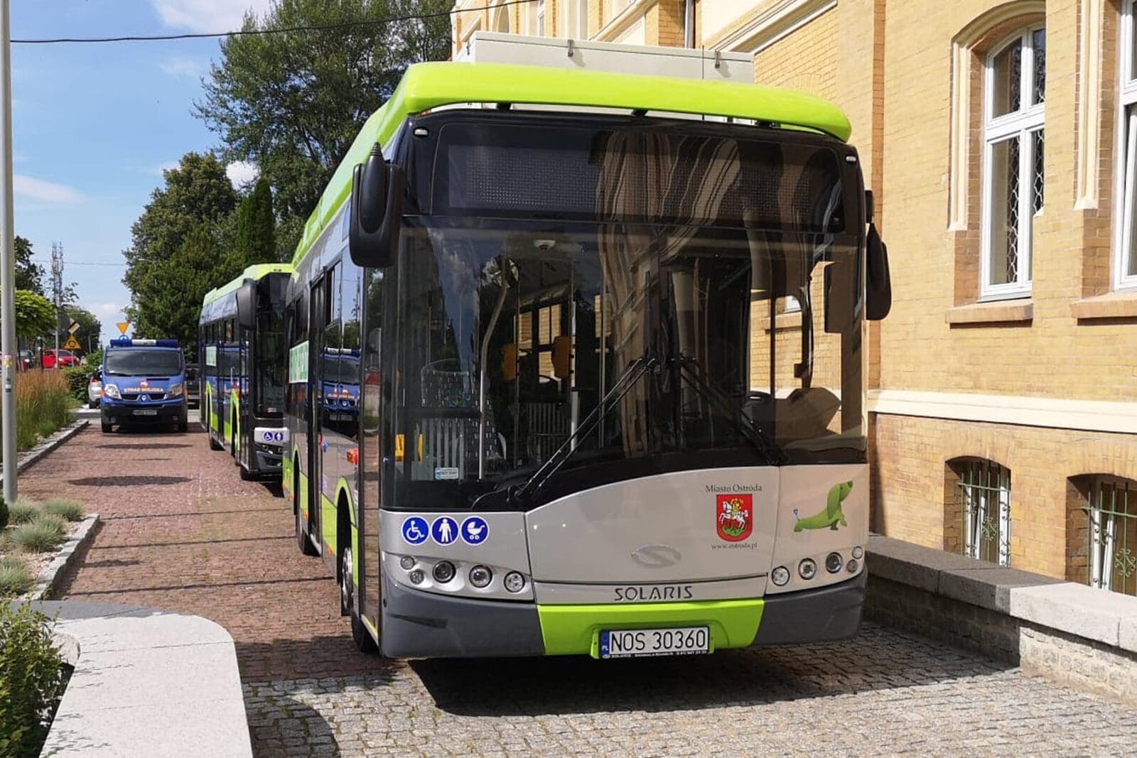 UCZNIOWIE OSTRÓDZKICH SZKÓŁ POJADĄ KOMUNIKACJĄ MIEJSKĄ ZA DARMO! 13 autobus elektryczny przod