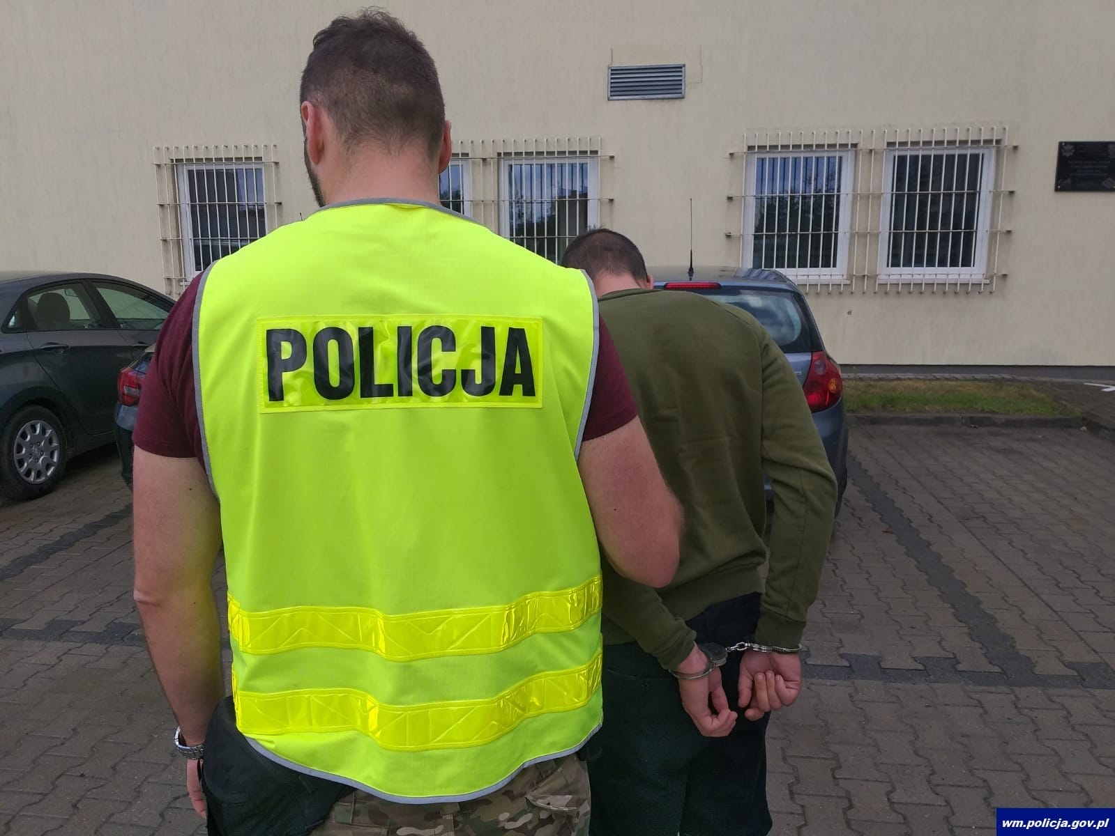 SPRAWCA POBICIA NA UL. 11 LISTOPADA I NISZCZENIA MIENIA ZATRZYMANY 1 32 137517