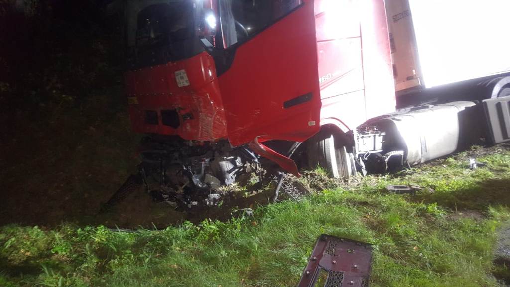 JEDNA OSOBA NIE ŻYJE W WYNIKU CZOŁOWEGO ZDERZENIA NA DRODZE KRAJOWEJ NR 16 3 C