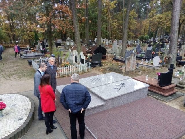 OFICJALNE ODDANIE ZBIOROWEJ MOGIŁY NA CMENTARZU PRZY UL. CHROBREGO 17 IMG 20191025 111753 e1572512059710