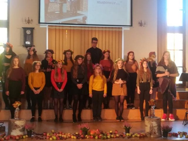 "JAK BIEC DO KOŃCA, POTEM ODPOCZNIESZ..." - DZIEŃ EDUKACJI NARODOWEJ W BAŻYNIAKU 15 Koncert z okazji DEN wystep chóru