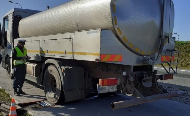 O PRAWIE 5 TON ZA DUŻO - CYSTERNA Z MLEKIEM ZNACZNIE PRZEKROCZYŁA MASĘ DOPUSZCZALNĄ 14 indeks