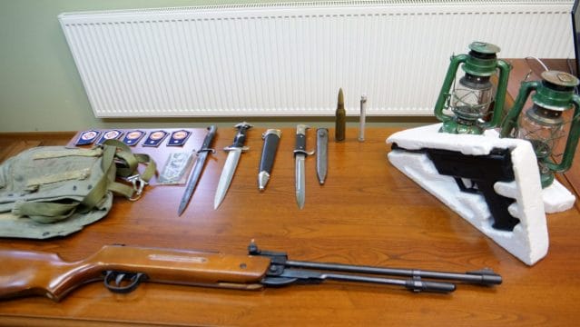 PRZEKAZANO PRZEDMIOTY SKRADZIONE Z BUNKRA W STARYCH JABŁONKACH 2 100 145798 g