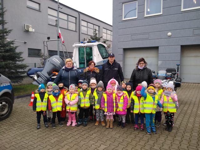 KRASNOLUDKI Z ZESPOŁU SZKOLNO-PRZEDSZKOLNEGO NR 4 W OSTRÓDZIE ODWIEDZIŁY POLICJANTÓW 6 100 145811
