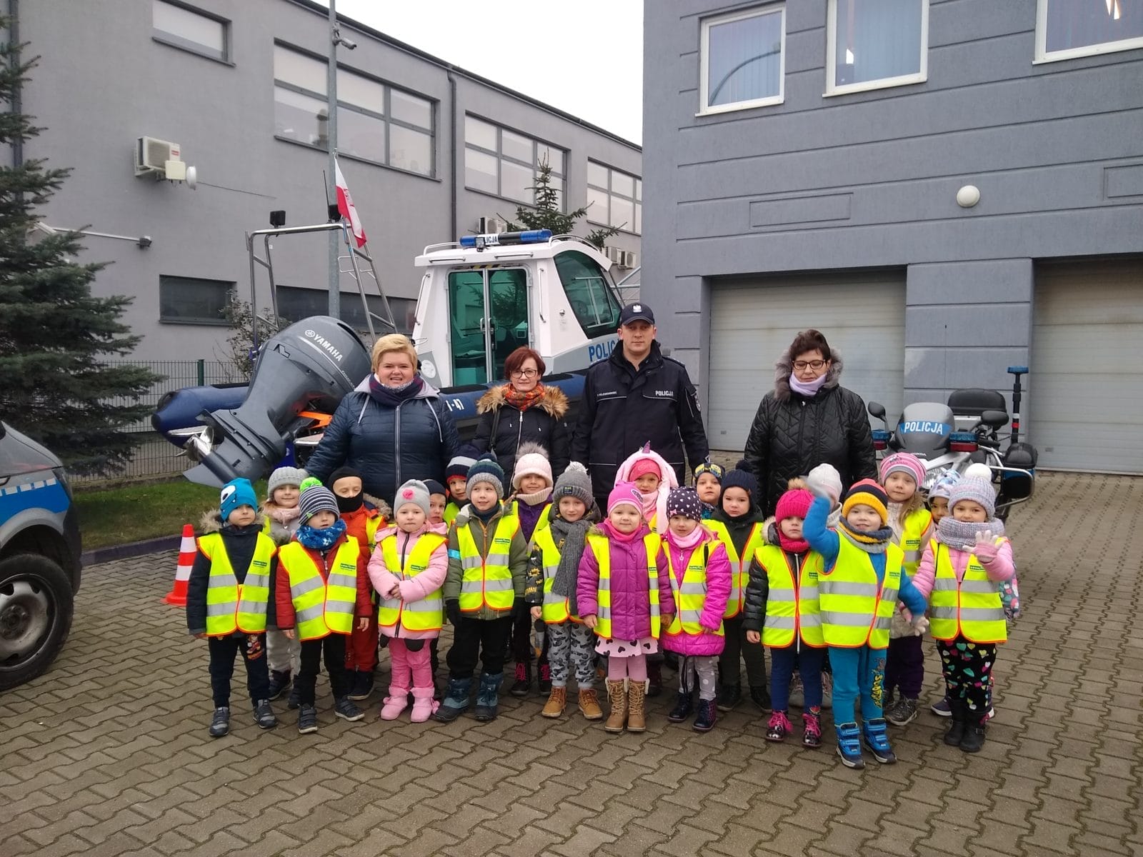 KRASNOLUDKI Z ZESPOŁU SZKOLNO-PRZEDSZKOLNEGO NR 4 W OSTRÓDZIE ODWIEDZIŁY POLICJANTÓW 1 100 145811