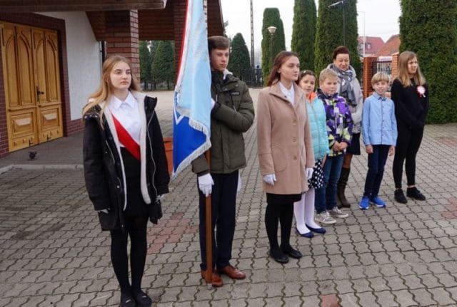 SZKOŁA PODSTAWOWA NR 5 Z OSTRÓDY WZIĘŁA UDZIAŁ W AKCJI "SZKOŁA DO HYMNU" 17 DSC05459 e1573639476777