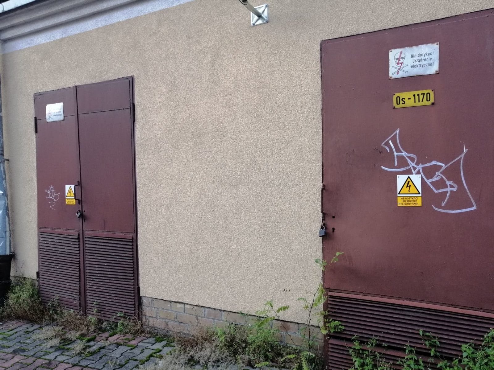 PSEUDOARTYŚCI NA PLACU TYSIĄCLECIA W OSTRÓDZIE 5 Drzwi Też Zostały Pomazane