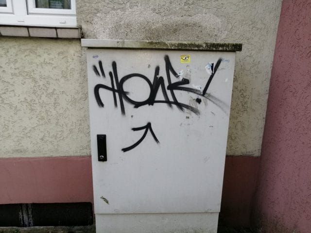 PSEUDOARTYŚCI NA PLACU TYSIĄCLECIA W OSTRÓDZIE 4 Wątpimy Aby Komuś Się To Podobało