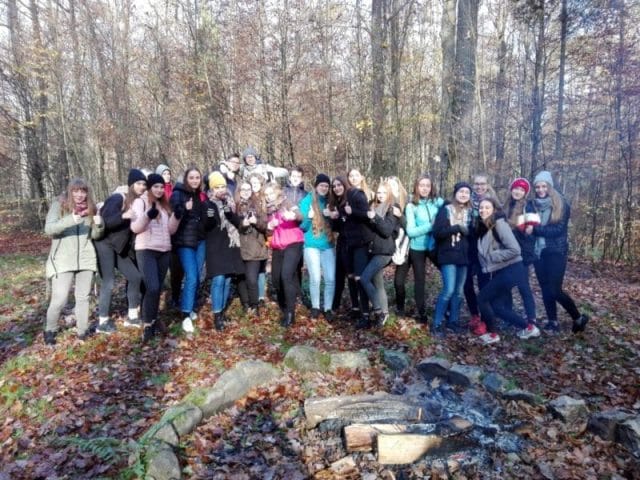 KLASA I CG Z BAŻYNIAKA ODWIEDZIŁA REZERWAT SOSNY TABORSKIEJ 14 wycieczka dydaktyczna ICg do Sosny Taborskiej e1572872308903