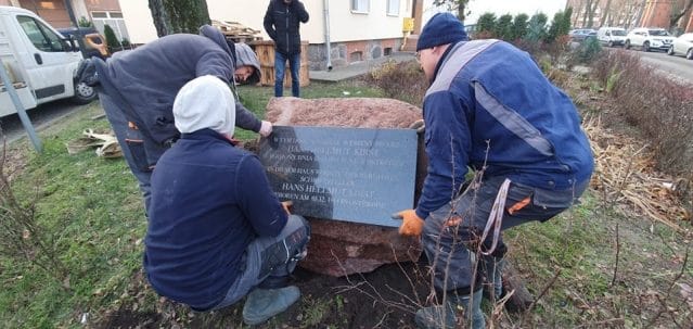 TABLICA UPAMIĘTNIAJĄCA HANSA HELLMUTA KIRSTA WRÓCIŁA NA ULICĘ SIENKIEWICZA W OSTRÓDZIE 18 80328187 815802965530339 4144430745269567488 n