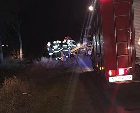 SAMOCHÓD UDERZYŁ W DRZEWO NA STAREJ SIÓDEMCE W GMINIE MIŁOMŁYN 6 80836356 2671766696244711 6046543285311242240 N