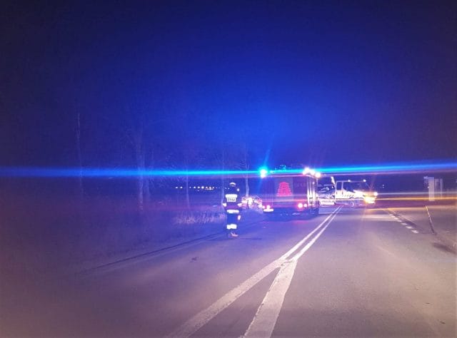 SAMOCHÓD UDERZYŁ W DRZEWO NA STAREJ SIÓDEMCE W GMINIE MIŁOMŁYN 8 80854857 950522765348862 7171084844321996800 N