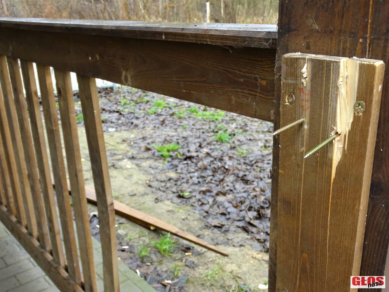 WANDALE NIE PRÓŻNUJĄ - TYM RAZEM ICH OFIARĄ PADŁA WIATA NAD JEZIOREM SAJMINO 12 DSC05386