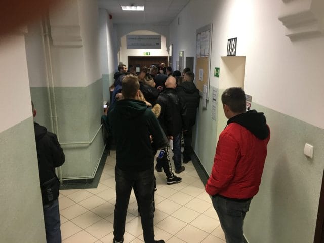 KOLEJKI W OSTRÓDZKIM WYDZIALE KOMUNIKACJI ZWIĄZANE ZE ZMIANĄ PRZEPISÓW 2 IMG 2305