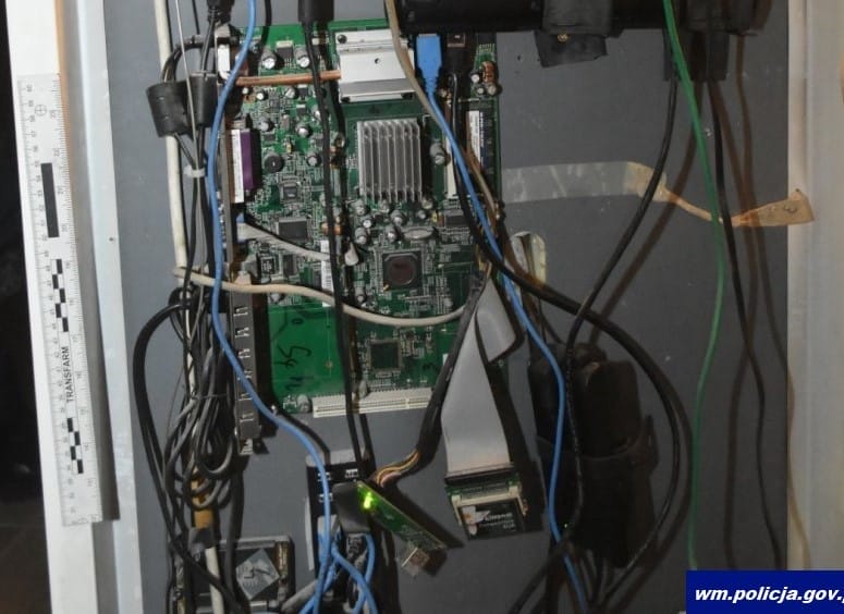 SERWER SCHOWAŁ... W LODÓWCE. UDOSTĘPNIAŁ NIELEGALNIE PROGRAMY TV PLATFORM CYFROWYCH 22 32 150860 1