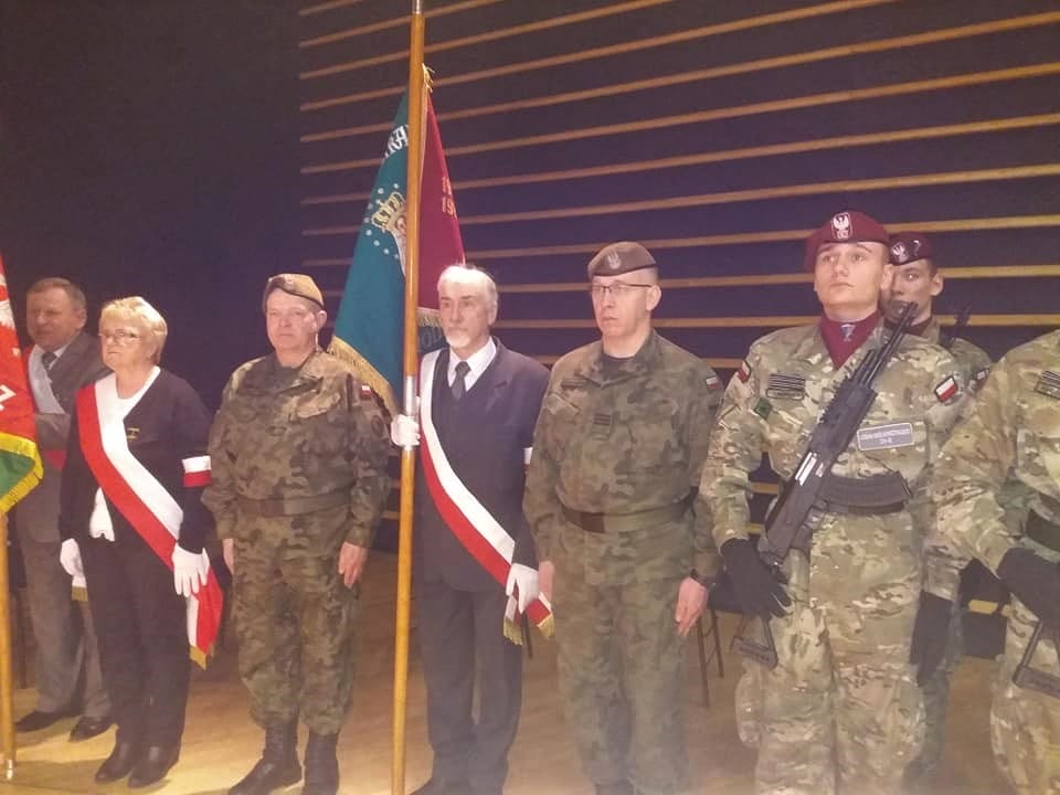 CZŁONKOWIE ZWIĄZKU SYBIRAKÓW W OSTRÓDZIE WZIĘLI UDZIAŁ W GALI PATRIOTYCZNEJ 1 85060792 10212731180994800 3577183153082597376 N — Kopia