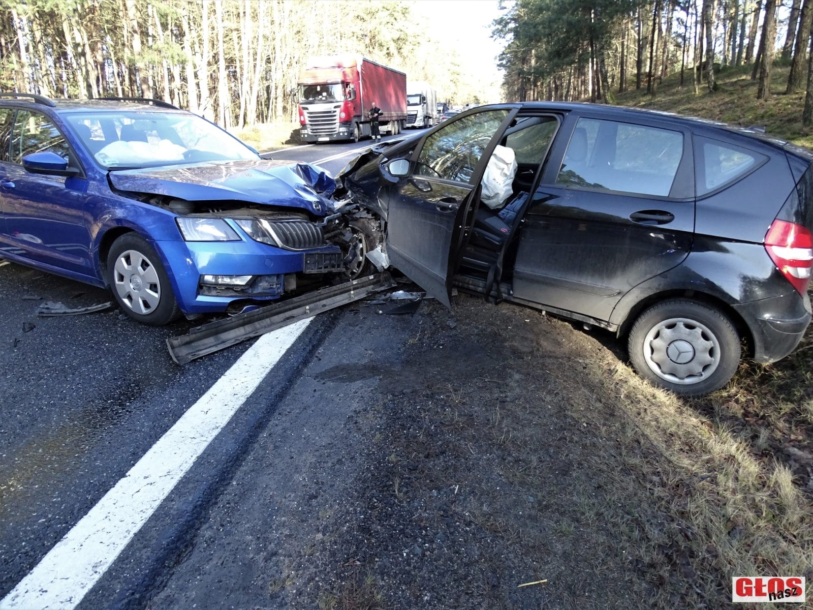 ZDERZENIE TRZECH SAMOCHODÓW NA DK-16 W OKOLICY STARYCH JABŁONEK. 2 OSOBY RANNE 32 DSC07770