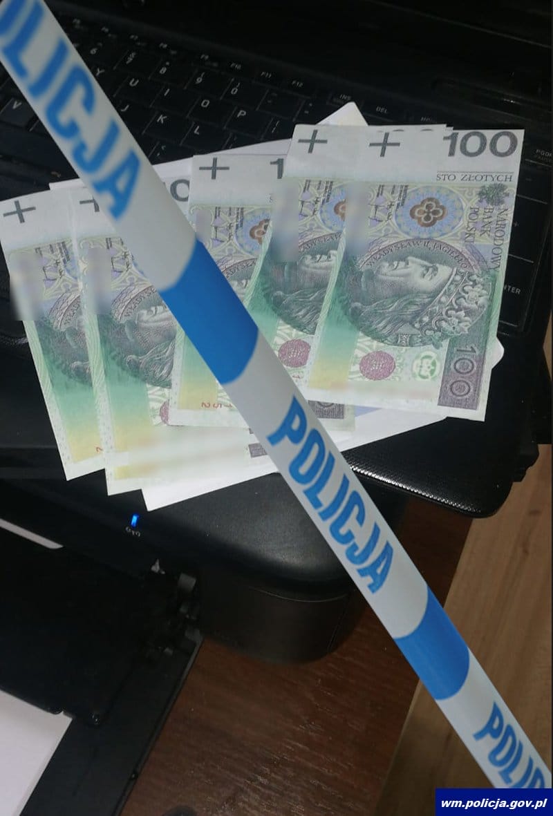 MIESZKANIEC POWIATU OSTRÓDZKIEGO CHCIAŁ ZAPŁACIĆ ZA PALIWO FAŁSZYWYM BANKNOTEM 2 32 152106