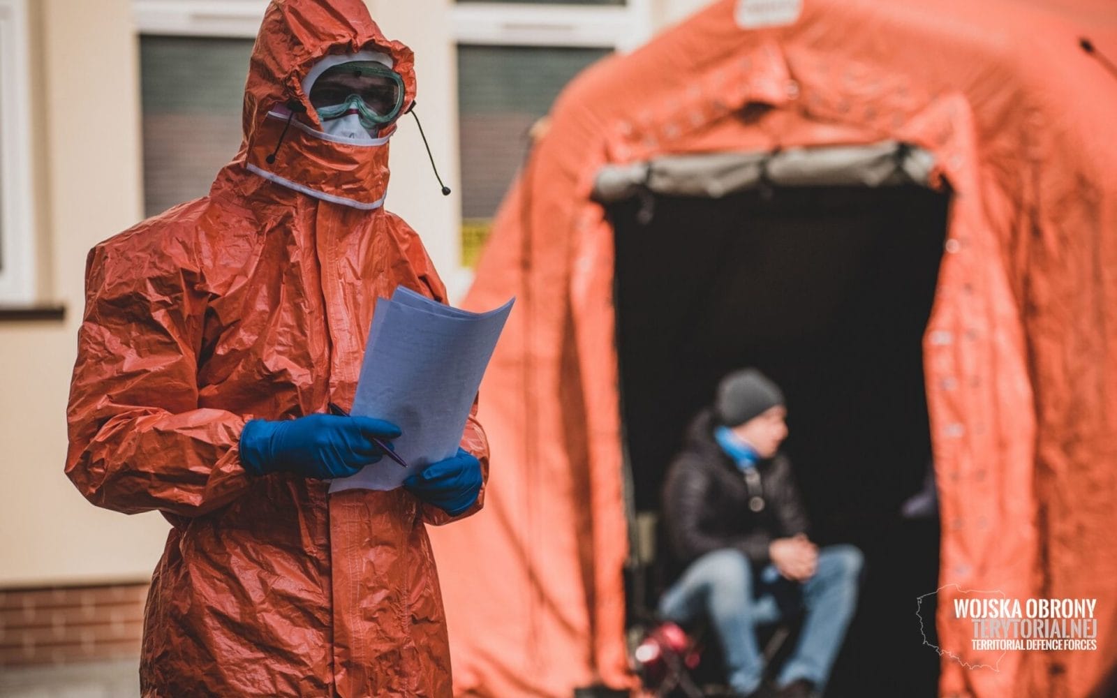 ŻOŁNIERZE WOT Z WARMII I MAZUR POBIERAJĄ WYMAZY NA OBECNOŚĆ KORONAWIRUSA 4 4 3