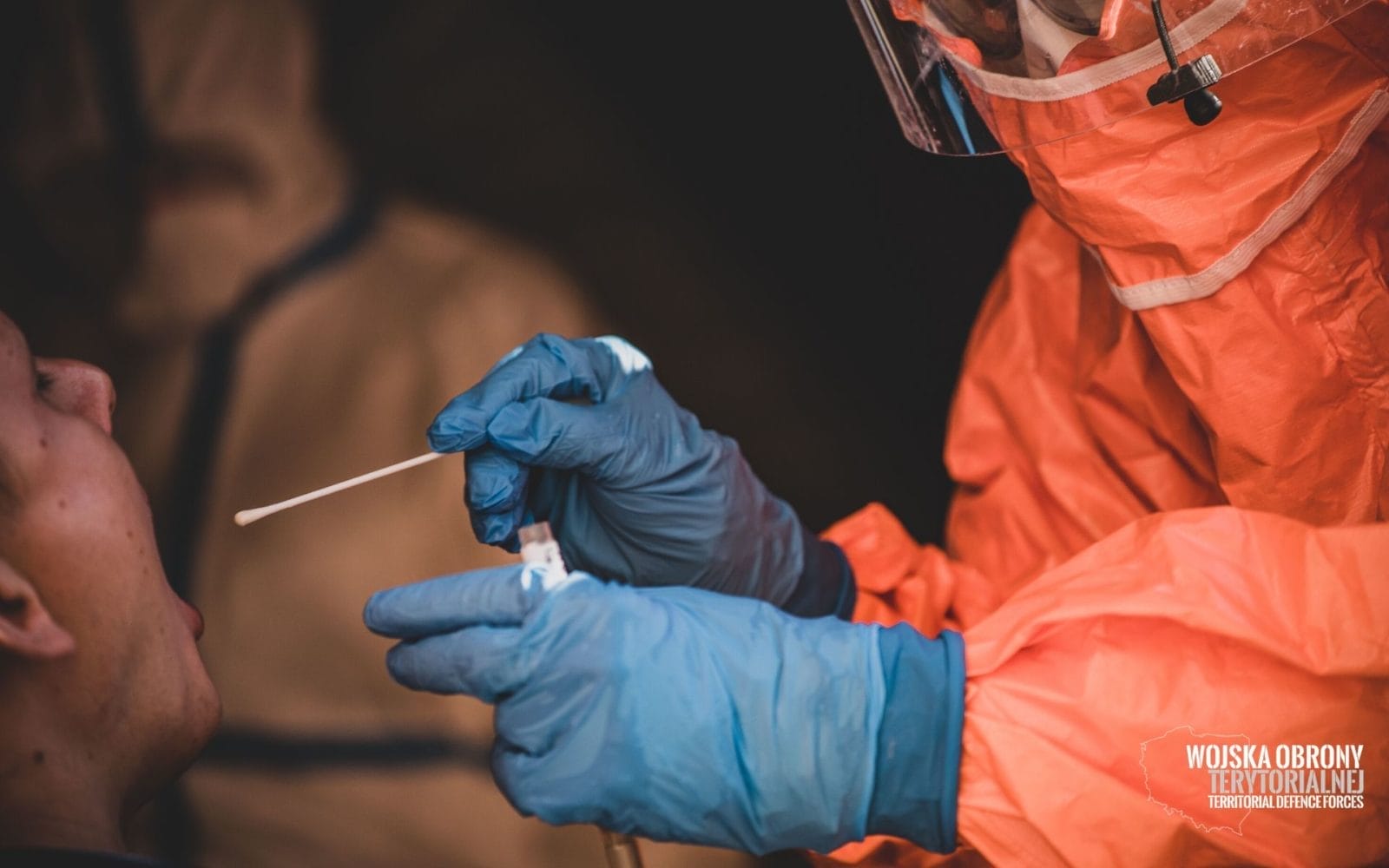 ŻOŁNIERZE WOT Z WARMII I MAZUR POBIERAJĄ WYMAZY NA OBECNOŚĆ KORONAWIRUSA 5 5 2