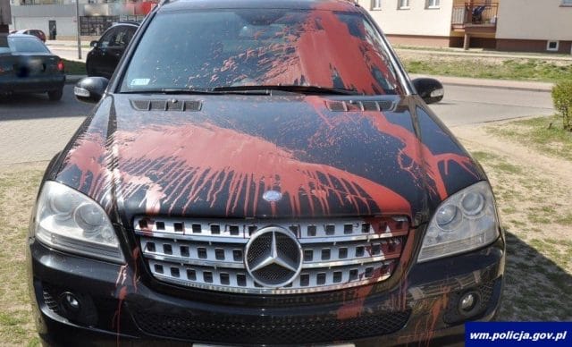 REGION: ZAŁOŻYŁ PERUKĘ I OBLAŁ MERCEDESA ZNAJOMEGO BRUNATNĄ FARBĄ 1 32 154027