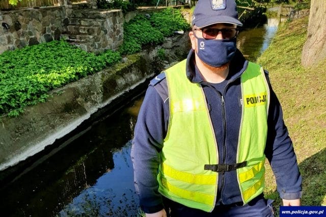 REGION: PIJANY STOCZYŁ SIĘ Z BETONOWEGO NABRZEŻA I WPADŁ DO RZEKI. ZOSTAŁ URATOWANY 13 32 154327