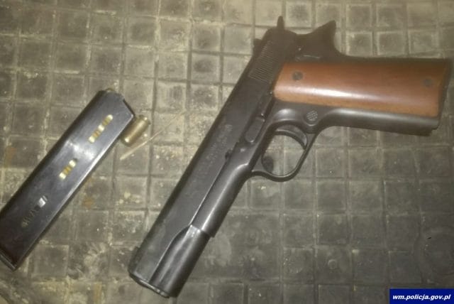 GMINA GRUNWALD: USŁYSZAŁ STRZAŁ - ZATRZYMAŁ MĘŻCZYZNĘ, ZNALAZŁ BROŃ I NARKOTYKI 13 32 155018