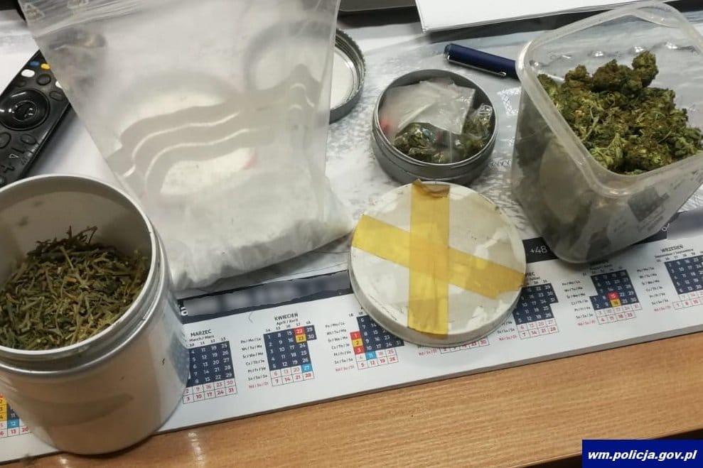 OSTRÓDA: POSIADALI PONAD 250 GRAMÓW AMFETAMINY I MARIHUANY. ZOSTALI ZATRZYMANI 14 32 155122