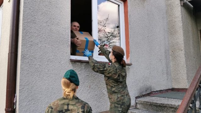 POMOC PODCHORĄŻYCH I ŻOŁNIERZY WOT BEZCENNA W WALCE Z COVID-19 NA WARMII I MAZURACH 2 IMG 20200410 150212