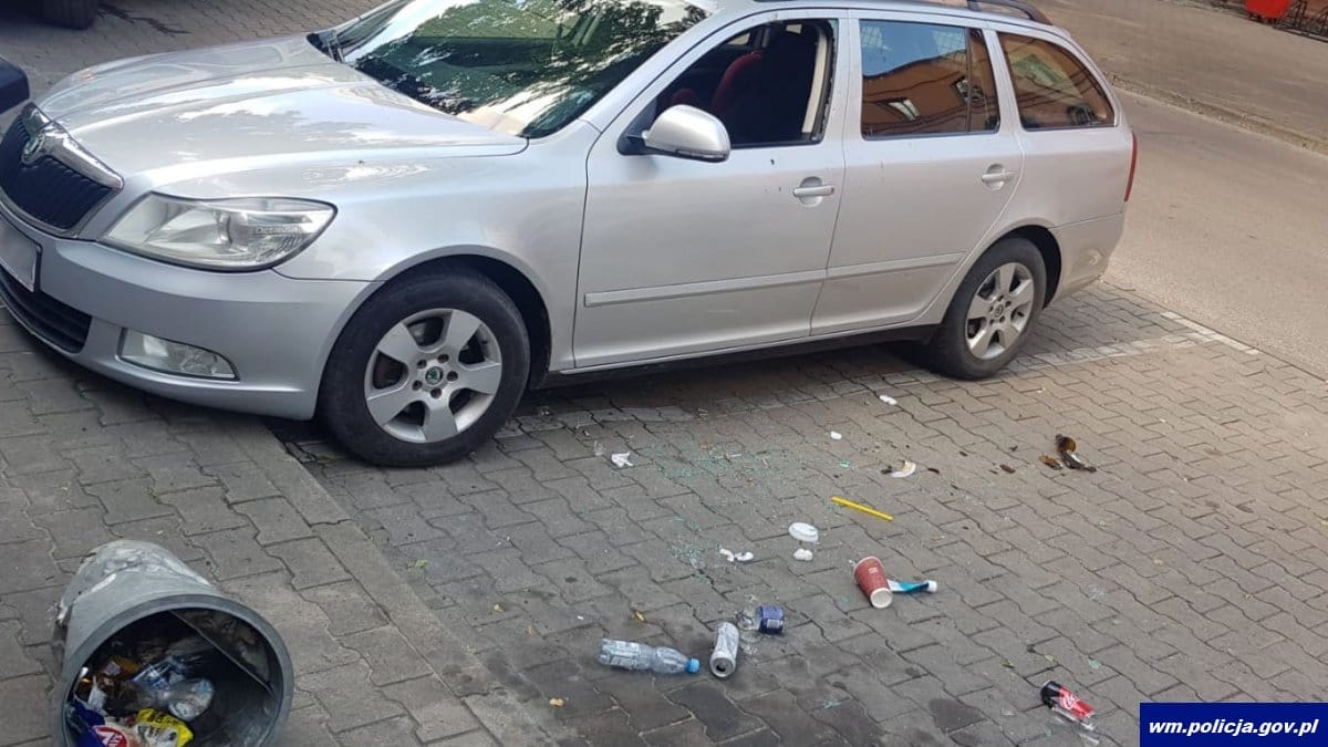 REGION: ZOSTAWILI 4-LATKĘ W AUCIE NA SŁOŃCU I POSZLI NA ZAKUPY. WYBITO SZYBĘ 13 32 155772