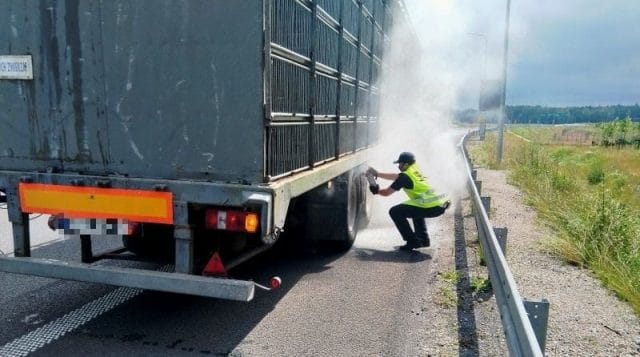 JECHAŁ 16-STKĄ OD STRONY OSTRÓDY Z PŁONĄCĄ NACZEPĄ I NAWET O TYM NIE WIEDZIAŁ 5 Pozar Naczepa 02.07.2020 Nr1