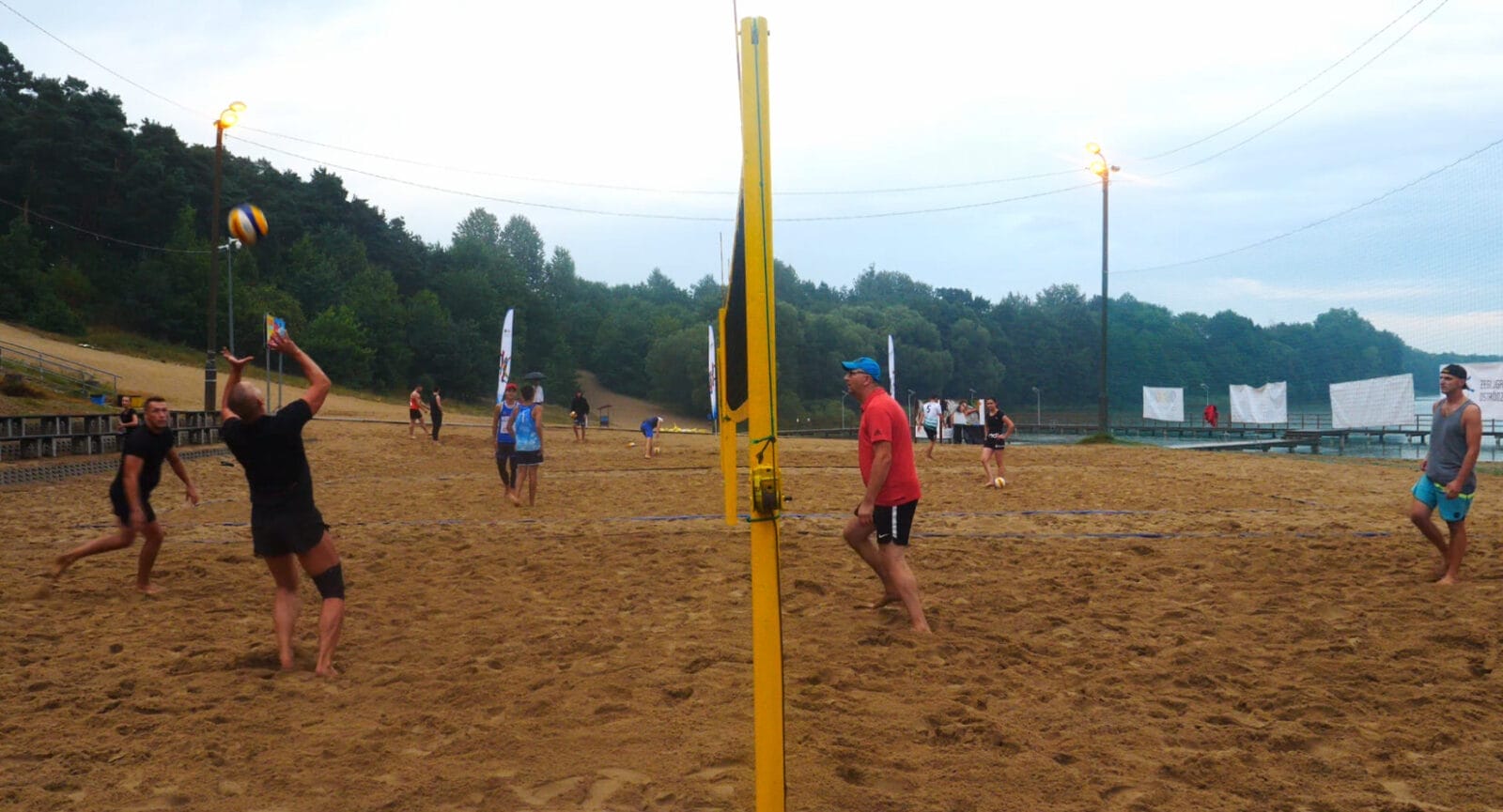 PKS MAZURY I OSTRÓDZCY PRAWNICY NAJLEPSI W NOCNYM TURNIEJU SIATKÓWKI SŁUŻB MUNDUROWYCH I RATOWNICZYCH 6 100 160182 G