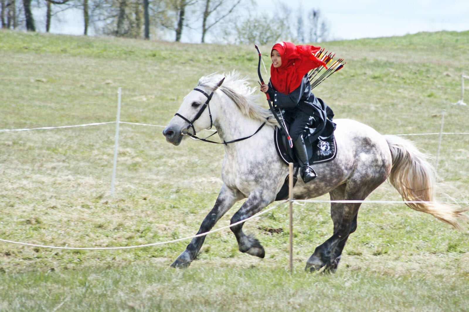 JUTRO NA POLACH GRUNWALDZKICH POCZĄTEK MISTRZOSTW POLSKI W ŁUCZNICTWIE KONNYM 8 22A