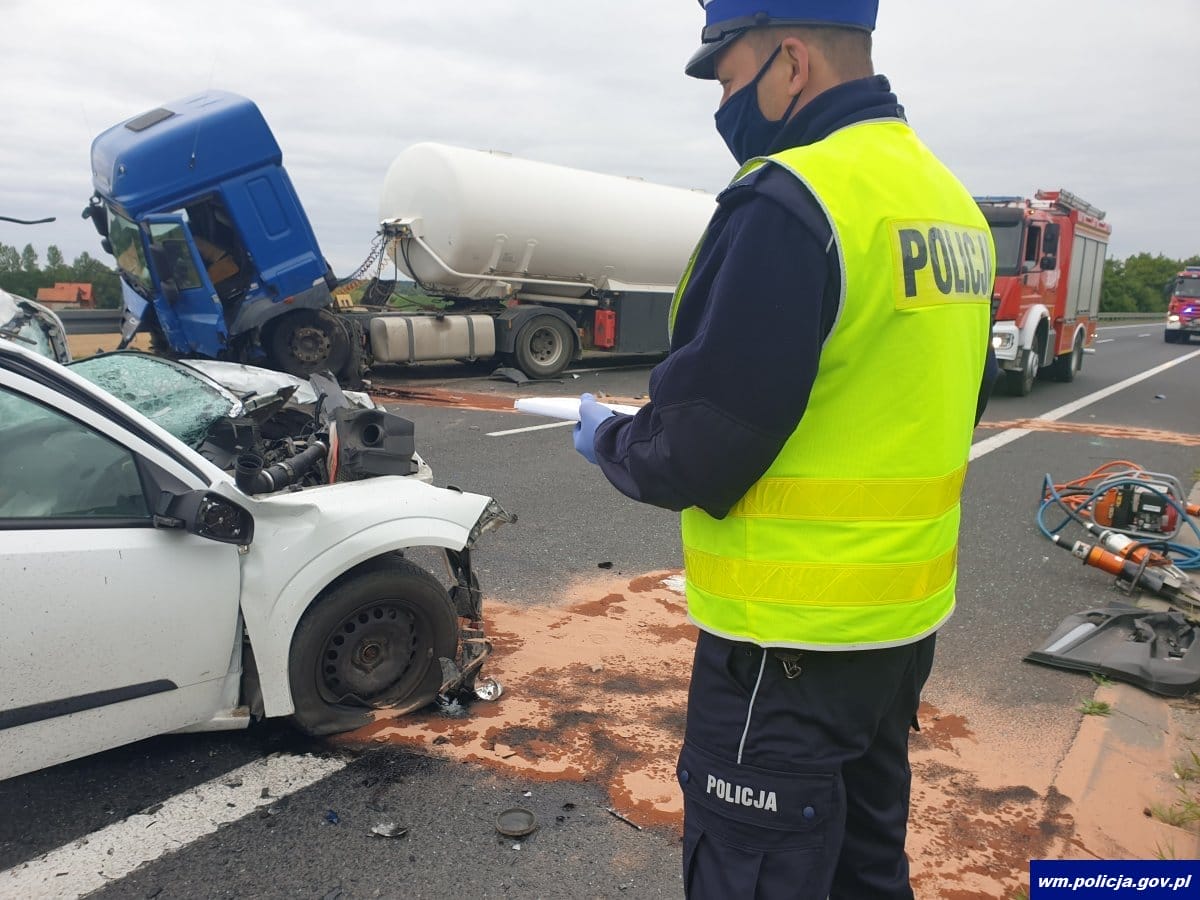 REGION: JEDNA OSOBA ZGINĘŁA W ZDERZENIU CYSTERNY Z OSOBÓWKĄ NA DK16 1 32 158617