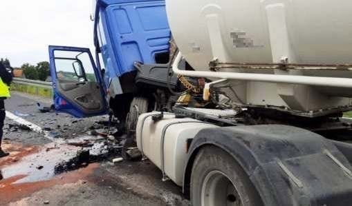 REGION: JEDNA OSOBA ZGINĘŁA W ZDERZENIU CYSTERNY Z OSOBÓWKĄ NA DK16 4 Wypadek Adr 31.07.2020 Nr2