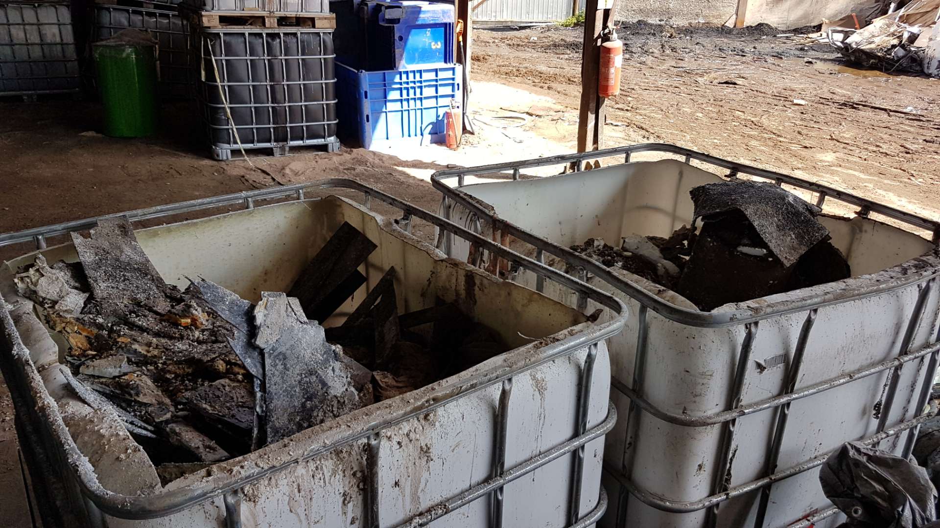 15 TYS. LITRÓW CHEMIKALIÓW WYRZUCONYCH W LESIE. KOSZT UTYLIZACJI 130 TYS. ZŁ. 3 Image Gallery 18