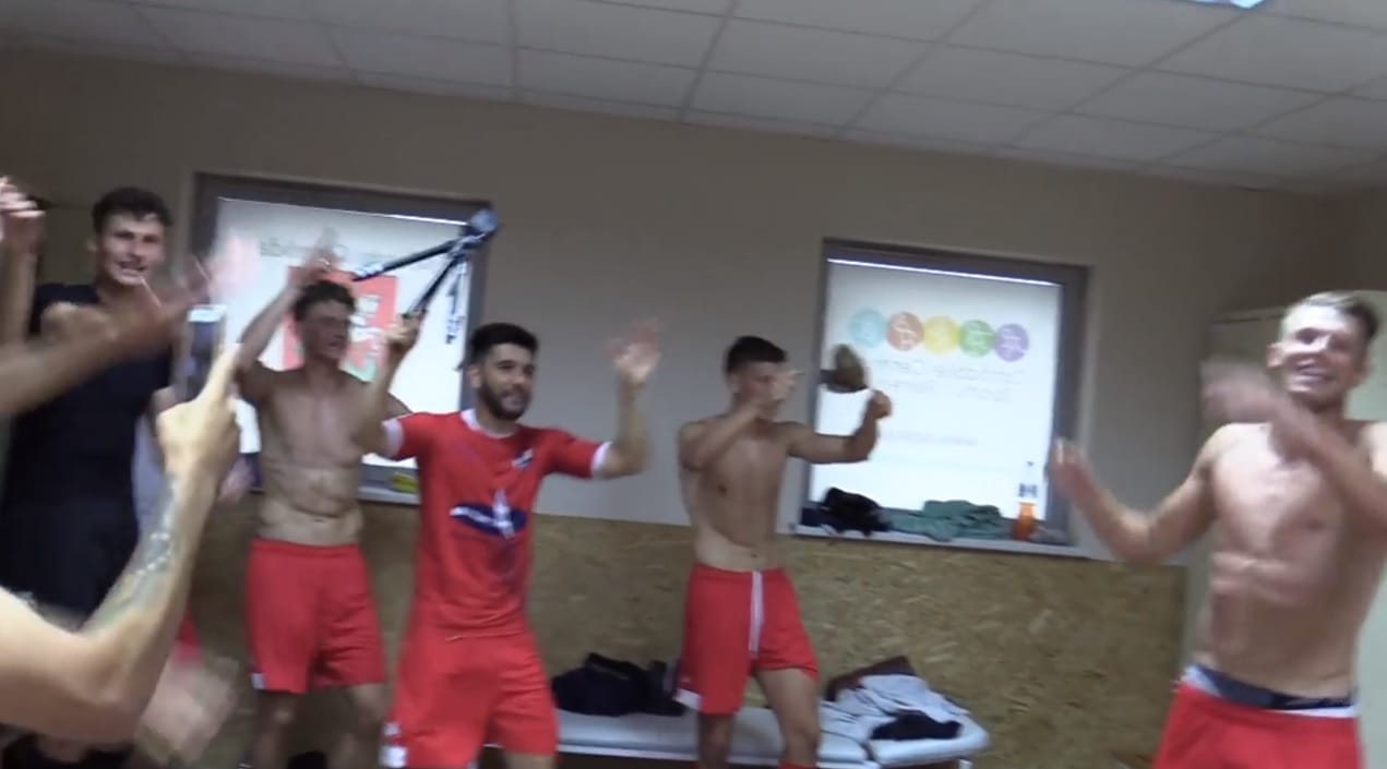 WIELKA RADOŚĆ PIŁKARZY SOKOŁA W SZATNI PO WYGRANEJ NA INAUGURACJĘ II LIGI (VIDEO) 13 s