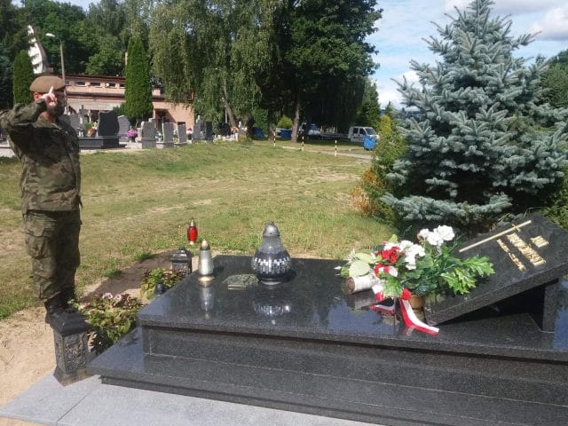 OSTRÓDA: TERYTORIALSI ZAPALILI ZNICZE NA GROBIE ŻOŁNIERZA WRZEŚNIA POR. JANA JARMUŻEWSKIEGO 2 0B870A8F 021B 4D74 8E07 9656D1B21986