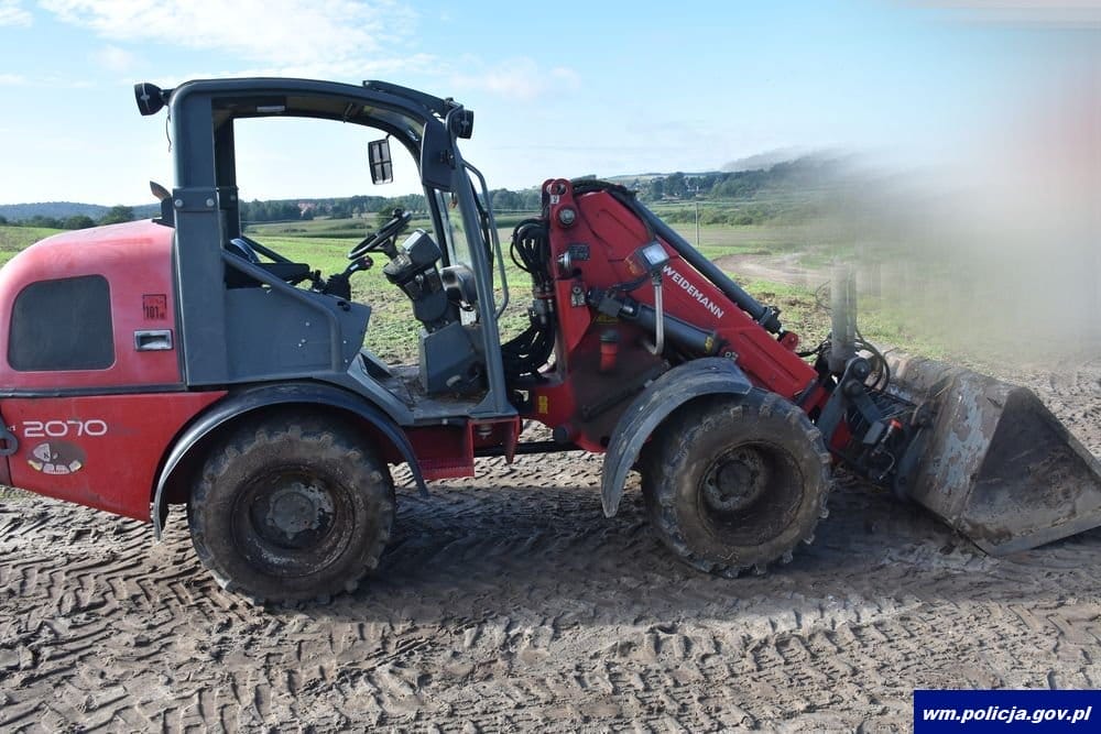 4-LATEK SAM WYKONYWAŁ PRACE ROLNE NA POLU KIERUJĄC ŁADOWARKĄ TELESKOPOWĄ 1 32 160623