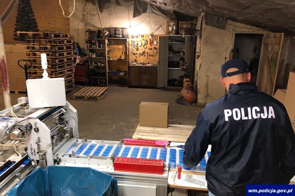 15 MLN PAPIEROSÓW, 111 TON TYTONIU I SUSZU W NIELEGALNEJ FABRYCE POD OLSZTYNEM (VIDEO + FOTO) 9 32 161742