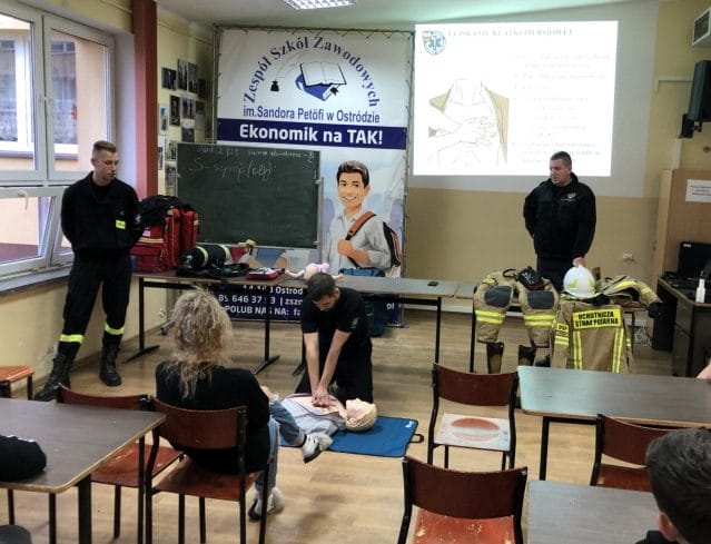 MŁODZIEŻ Z INTERNATU EKONOMIKA POZNAŁA PRACĘ OCHOTNICZEJ STRAŻY POŻARNEJ W OSTRÓDZIE 2 IMG 1252