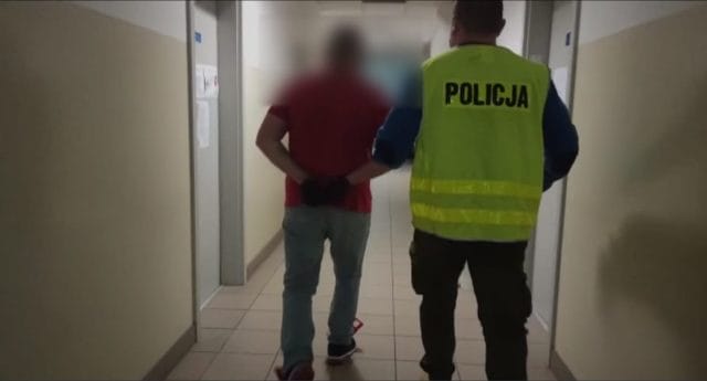 WIESZAŁ TRANSPARENT NA OGRODZENIU KOŚCIOŁA MARYJNEGO W OSTRÓDZIE. GROZI MU DO 2 LAT 13 foto ko