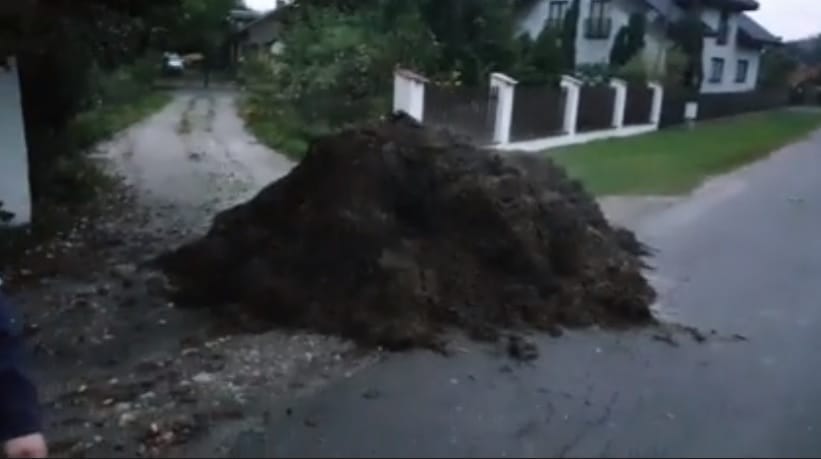 ROLNICY PROTESTUJĄ. WYRZUCILI OBORNIK M.IN. POD DOMEM POSŁA ZBIGNIEWA BABALSKIEGO 5 Rol2