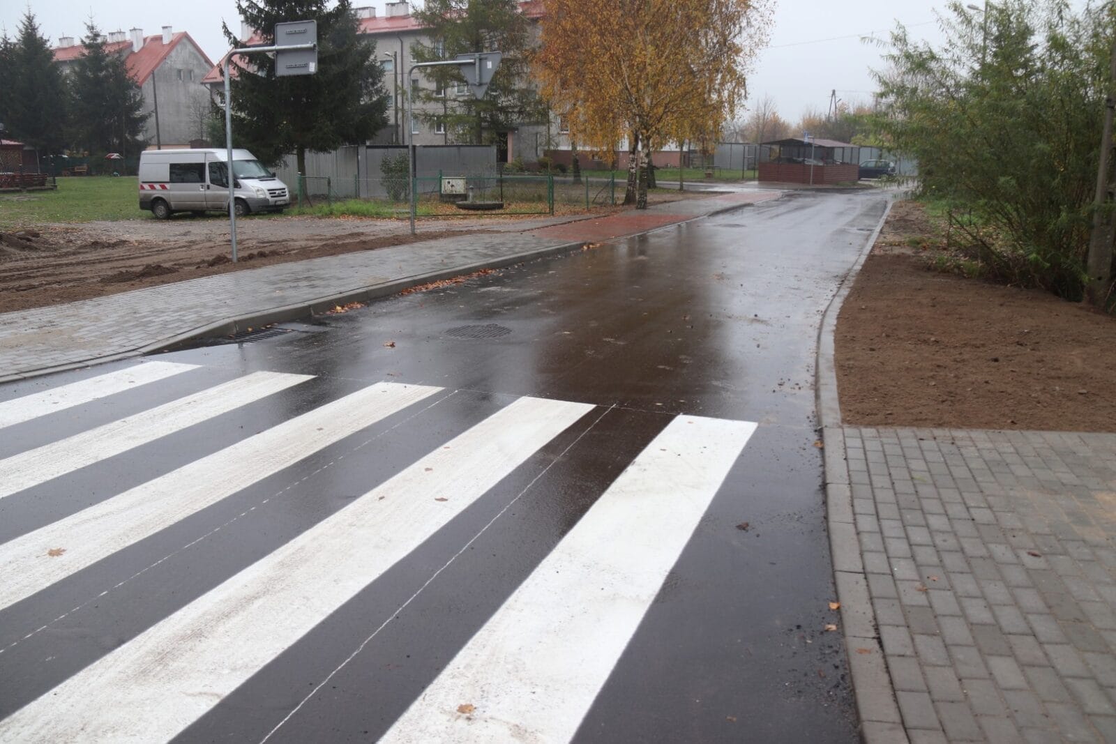 PRZEBUDOWANO UL. DWORCOWĄ W SAMBOROWIE 2 2Ae1C7B19F4Cdc2161450177E2B362F4