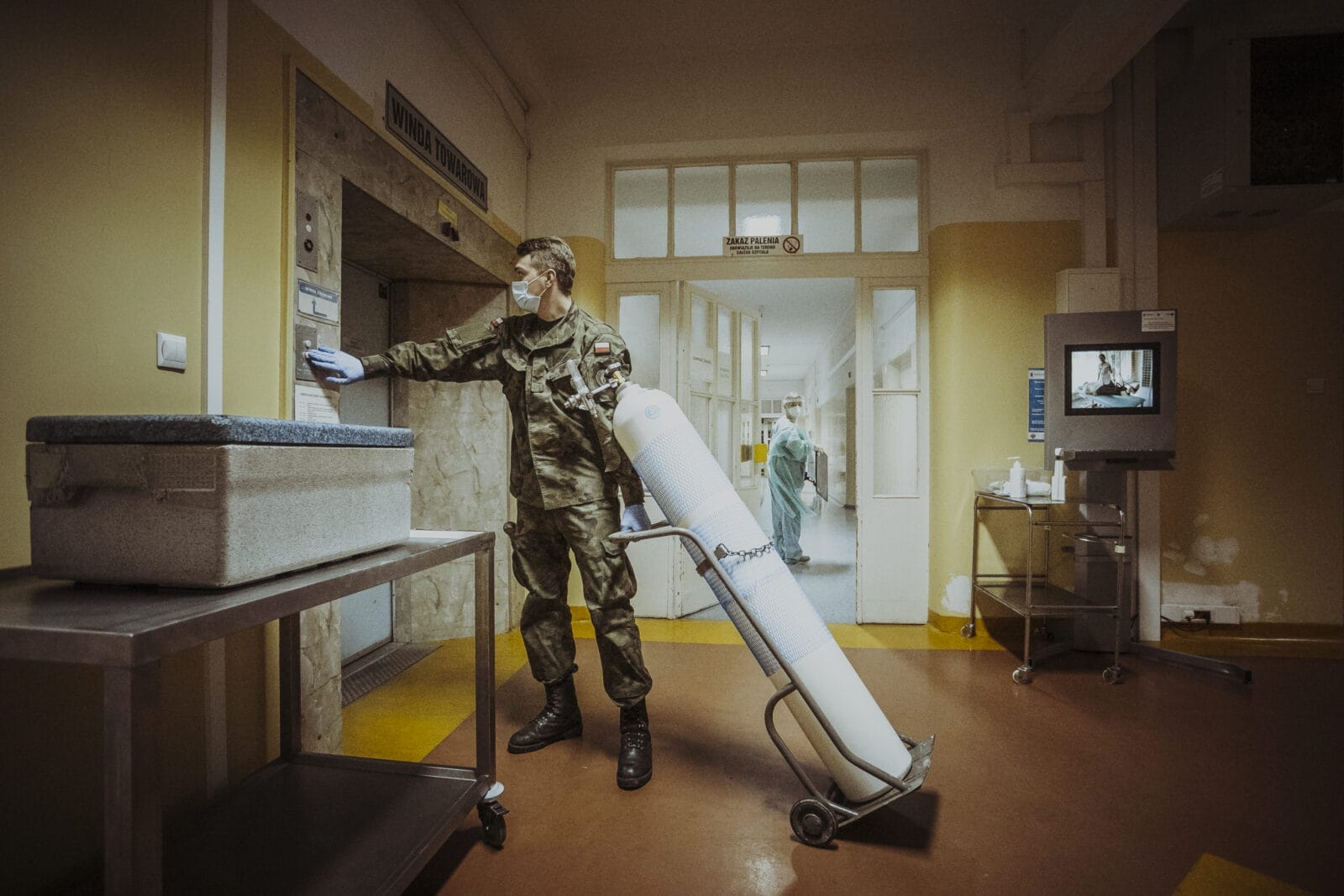 ŻOŁNIERZE WOT ZAOPATRUJĄ SZPITALE Z REGIONU W TLEN 2 N3A7079