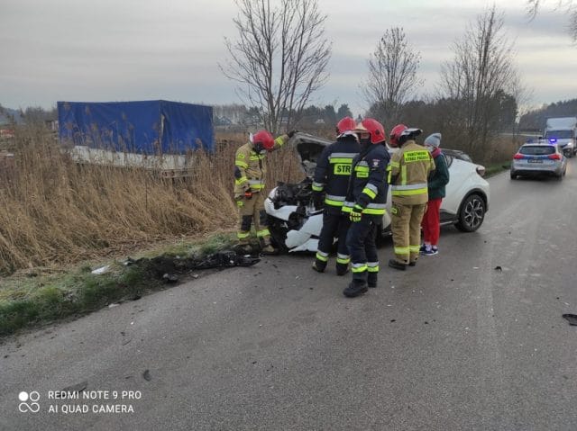 ZDERZENIE 3 SAMOCHODÓW W LUBAJNACH - JEDNA OSOBA ODWIEZIONA DO SZPITALA 1 IMG 20201230 100850