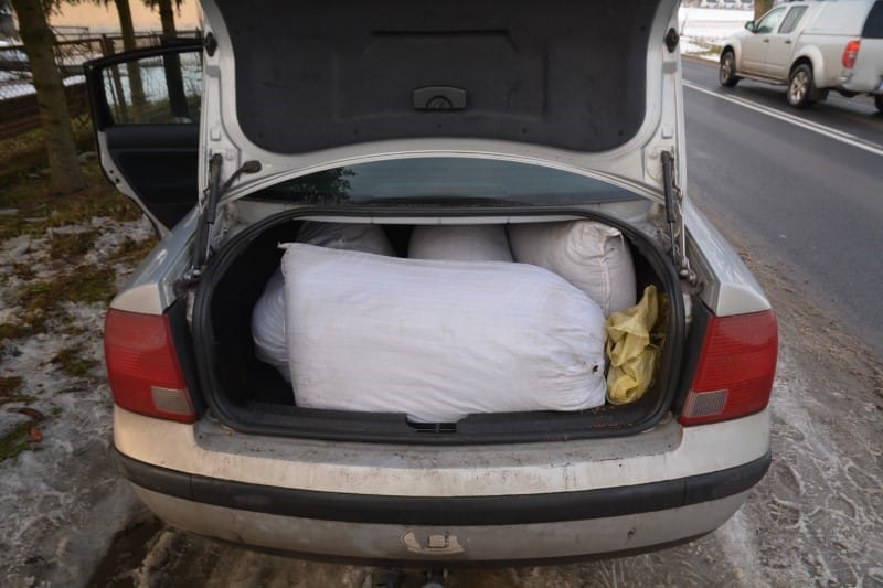 GM. MORĄG: PRZEWOZIŁ TYTOŃ - MÓWIŁ, ŻE TO PASZA DLA KURCZĄT. MIAŁ TEŻ PONAD 1200 LITRÓW ALKOHOLU? 4 2 190213