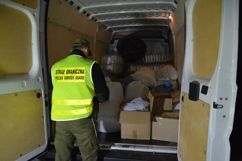 GM. MORĄG: PRZEWOZIŁ TYTOŃ - MÓWIŁ, ŻE TO PASZA DLA KURCZĄT. MIAŁ TEŻ PONAD 1200 LITRÓW ALKOHOLU? 12 2 190221