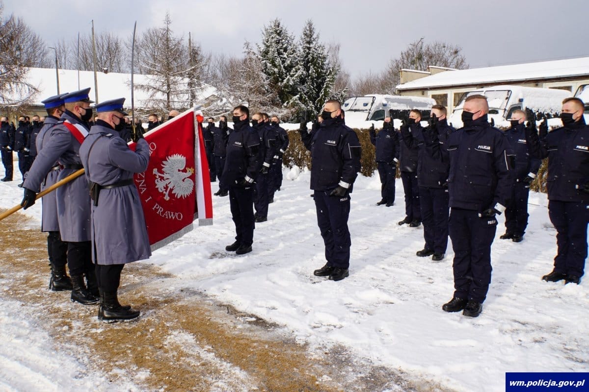 80 NOWYCH POLICJANTÓW NA WARMII I MAZURACH. TRAFIĄ TAKZE DO KOMENDY W OSTRÓDZIE 2 32 167561
