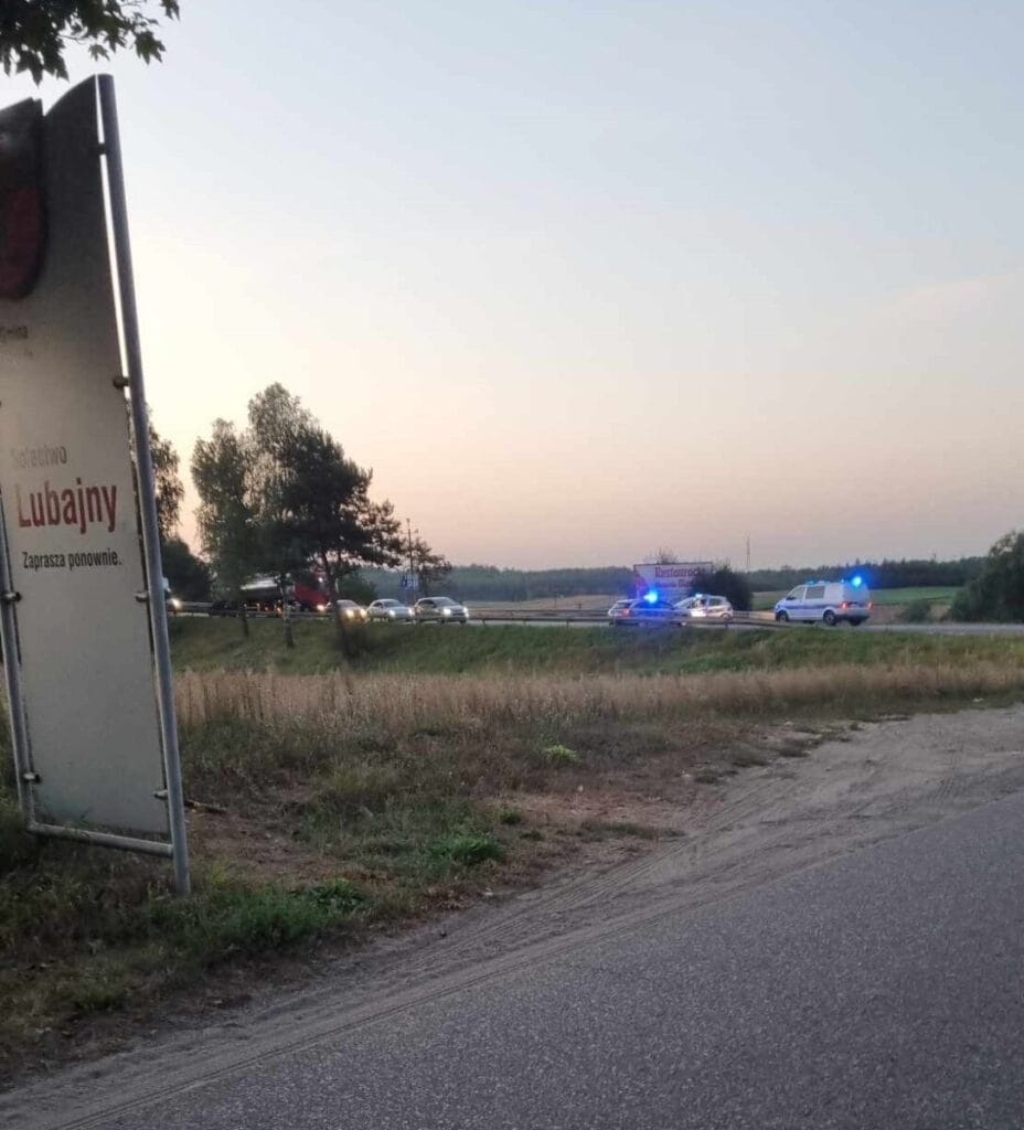 Policyjna akcja pod Ostródą. Mundurowi radiowozami blokowali krajową szesnastkę! 2 Policyjjna Blokada _